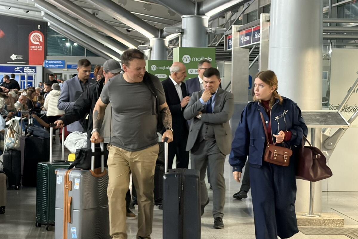 RUSKI ,,TURISTI": Mihail Zvinčuk i supruga Valerija na Aerodromu u Beogradu 