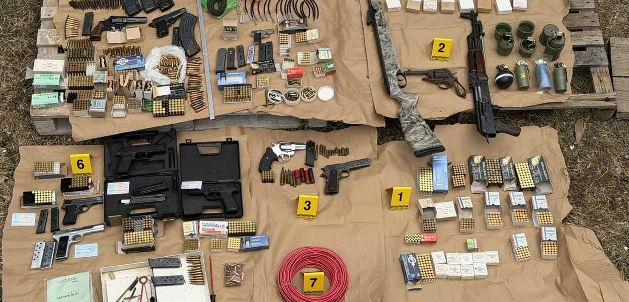 Zaplijenjen arsenal oružja (Foto: Uprava policije)