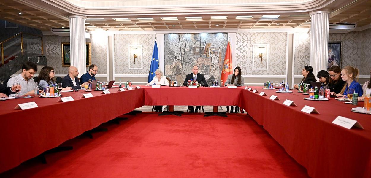 Ivanović sa novinarima (Foto: Vlada Crne Gore)