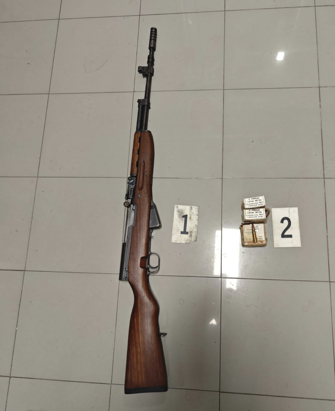 Oduzeta puška sa municijom (Foto: Uprava policije)