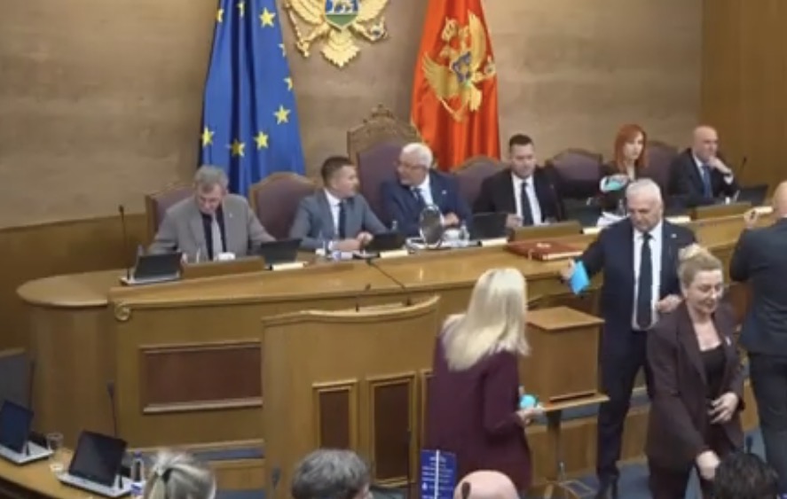 U GORI, ISTINU BAŠ I NE ZBORI: Andrija Mandić dok se ,,povjerava" Borisu Pejoviću (Foto: Screenshot Portal ETV )