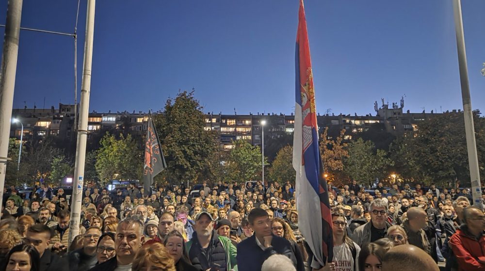 Sa skupa ispred redakcije Nova.rs (Foto: Danas)