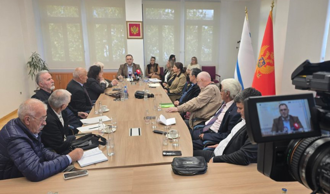 Anđušić sa penzionerima (Foto: DPS)