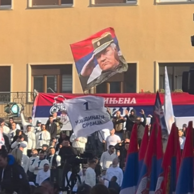 Zastava sa likom Ratka Mladića na skupu SNS-a (Foto: Instagra - stop kadar)