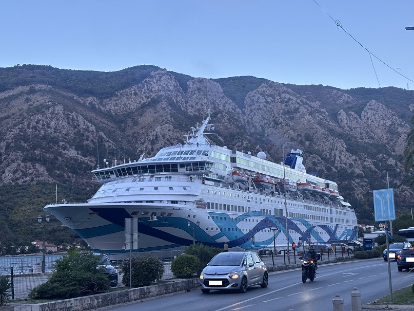 Kruzer u Kotoru (Foto: Radio Kotor)