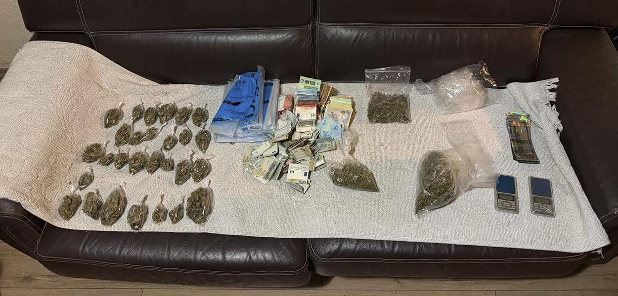 Oduzeta droga, novac, vaga... (Foto: Uprava policije)