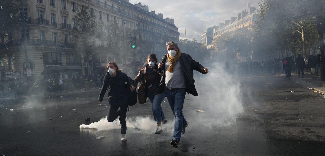 Sa protesta u Parizu, Francuska, 17. oktobar 2026. (Foto: AP Photo/Thibault Camus)