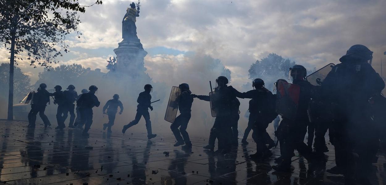 Sa protesta u Parizu, Francuska, 17. oktobar 2026. (Foto: AP Photo/Thibault Camus)