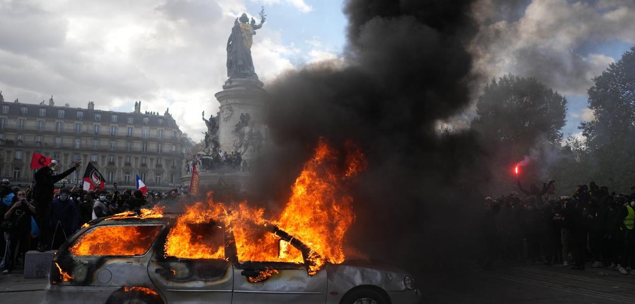 Sa protesta u Parizu, Francuska, 17. oktobar 2026.  (Foto: AP Photo/Thibault Camus)