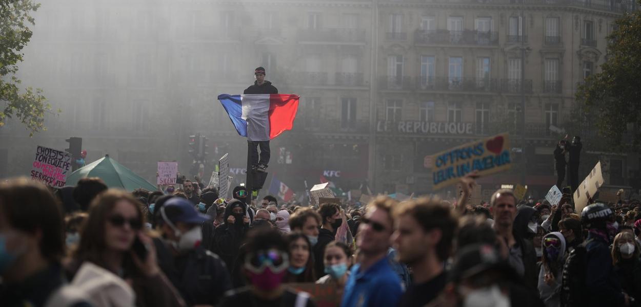 Sa protesta u Parizu, Francuska, 17. oktobar 2026. (Foto: AP Photo/Thibault Camus)