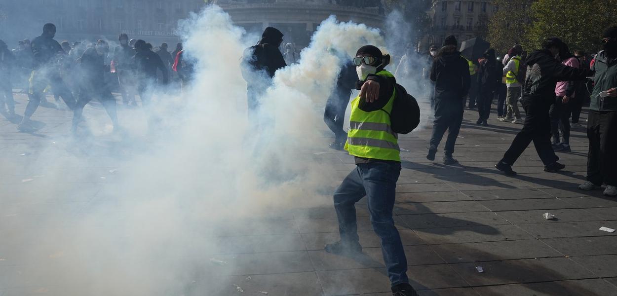 Sa protesta u Parizu, Francuska, 17. oktobar 2026. (Foto: AP Photo/Thibault Camus)