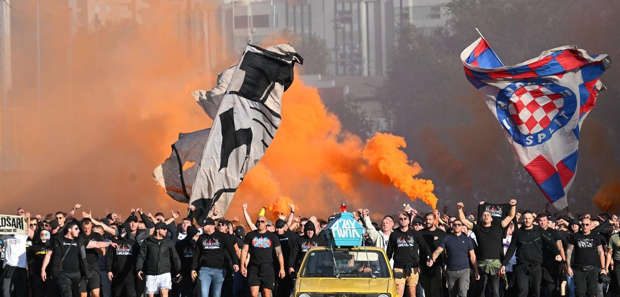 Navijači Hajduka uoči meča sa Ajaksom, Split, Hrvatska, 15. oktobar 2026. (Foto: AP Photo/Ante Cizmic)