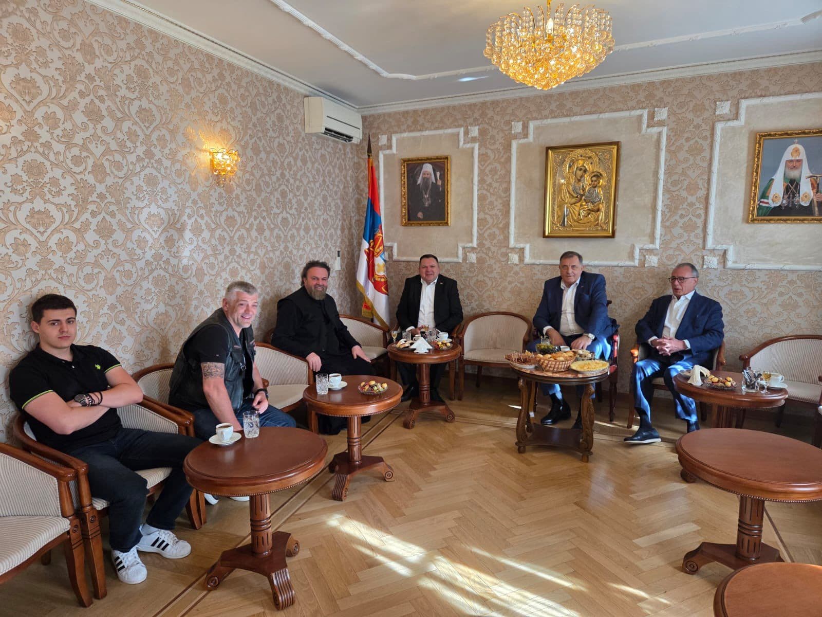 Savičić (drugi sa lijeva sa tetovažom na ruci) na sastanku sa Dodikom u Moskvi u maju 2025. godine. Foto: Predsjednik Republike Srpske