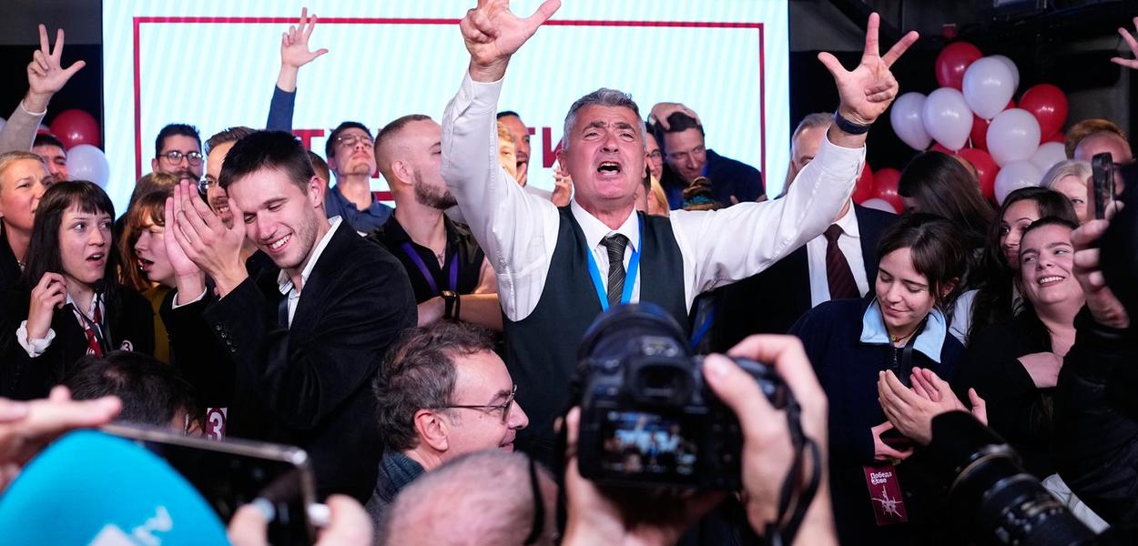 Ilija Srdanović sinoć na proslavi izbornog rezultata u štabu Studentske liste, 25. oktobar 2026.  (Foto: AP Photo/Petr David Josek)