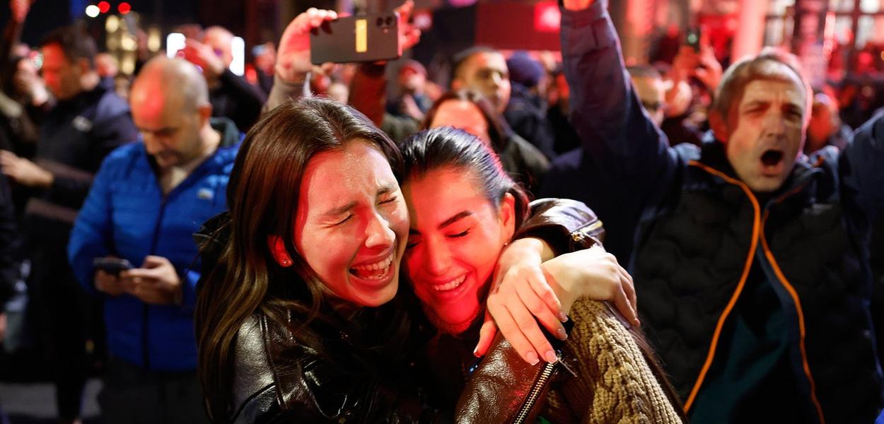 People celebrate after Aleksandar Vucic, leader of the right-wing Serbian Progressive Party (SNS) conceded defeat in the parliamentary election in Belgrade, Serbia, Sunday, Oct. 25, 2026. (Foto: AP Photo/Marko Drobnjakovic)