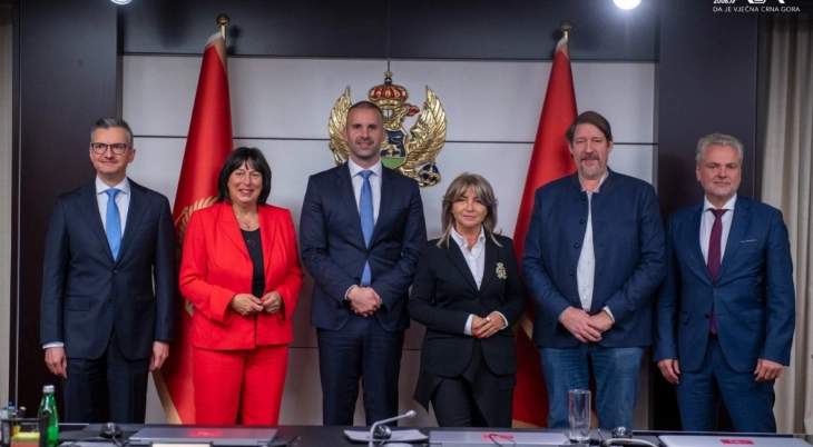 Premijer sa članovima POSP-a (Foto: Milojko Spajić/X)