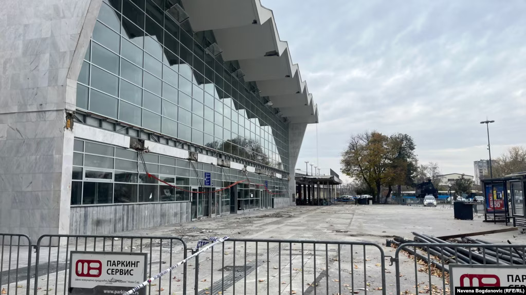 Mjesto na kojem se obrušila nadstrešnica sa Željezničke stanice u Novom Sadu
